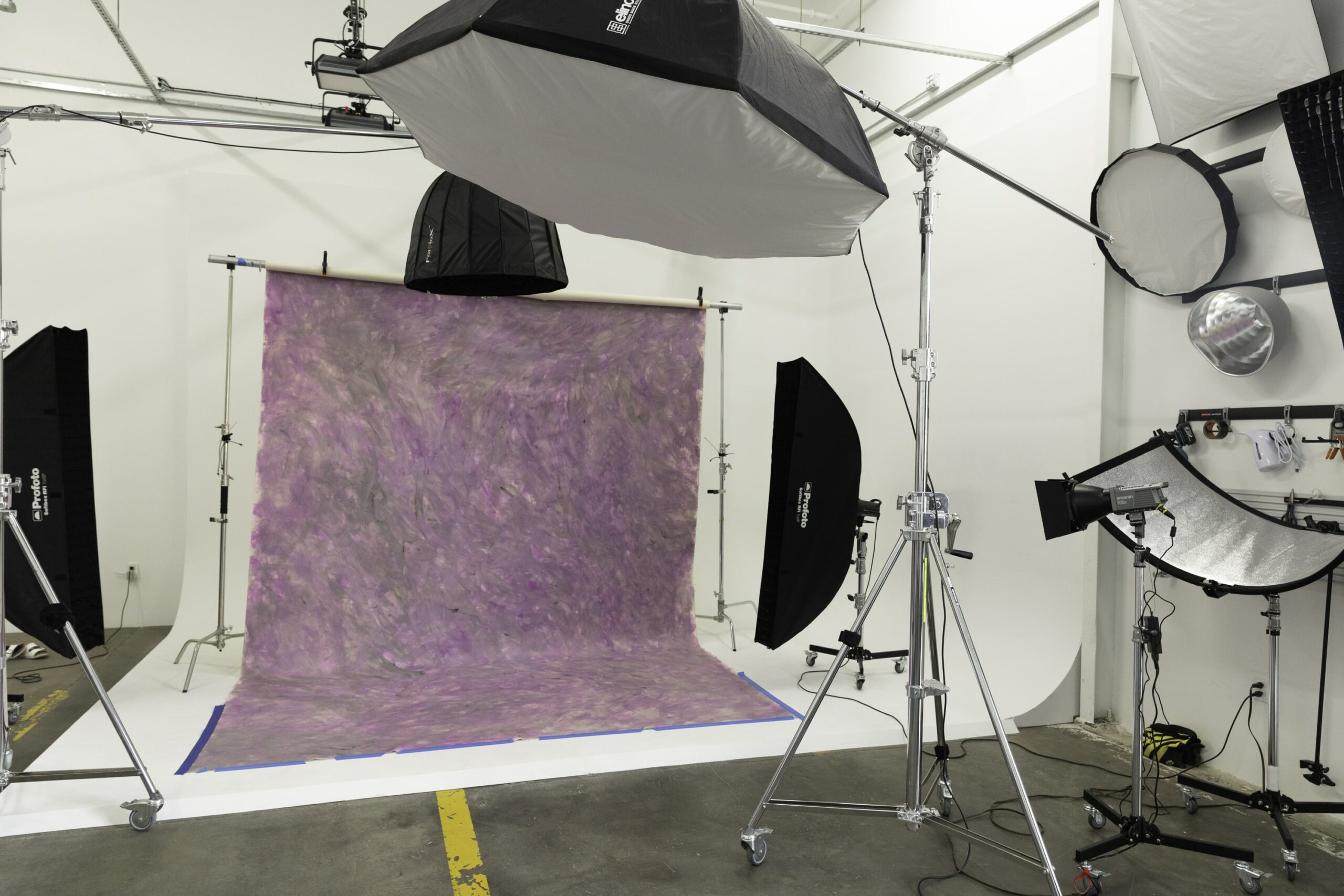 Ashkan Studios - cyclorama wall and lighting setup